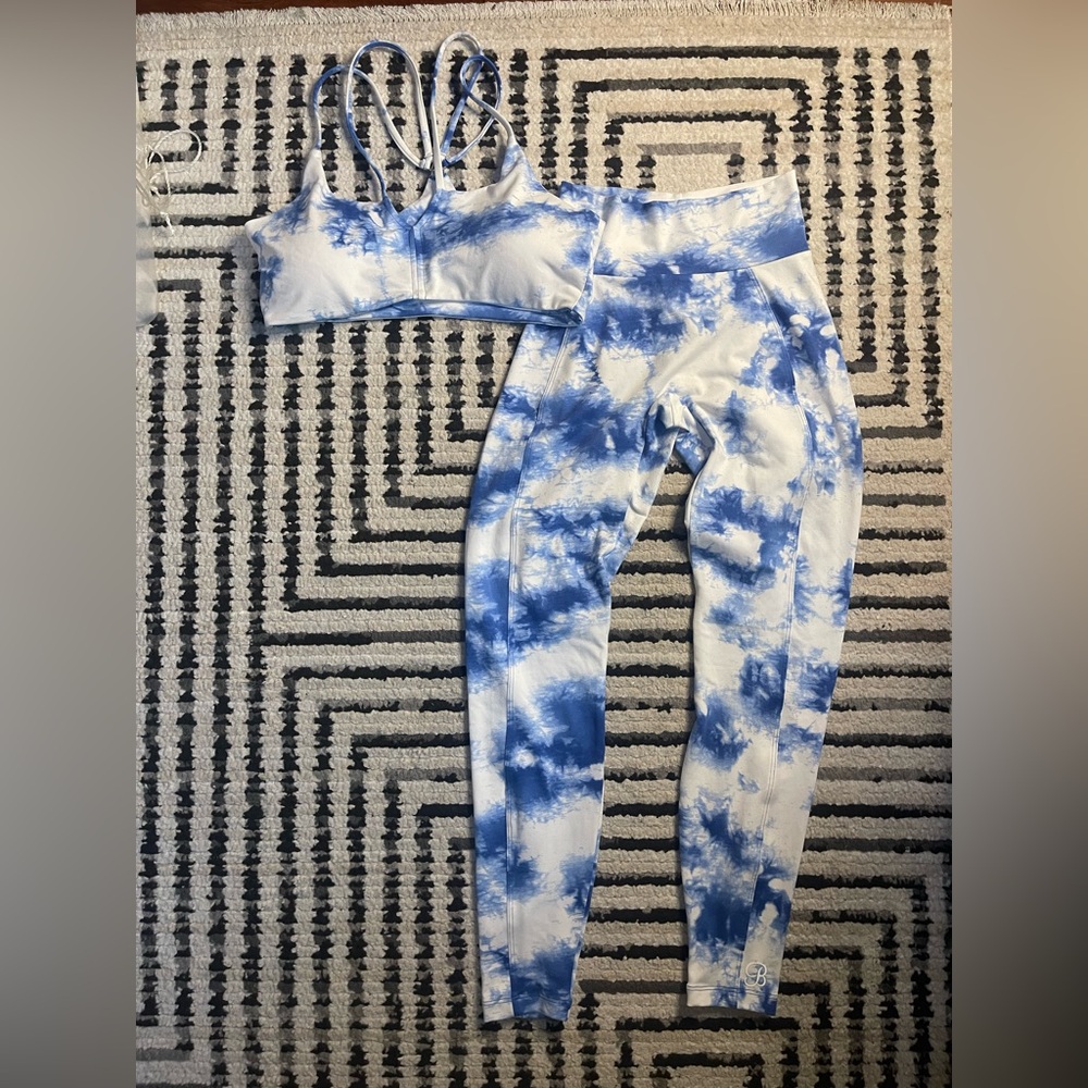 Peach booty leggings (M) & top notch sports bra (XL) in blue tie dye